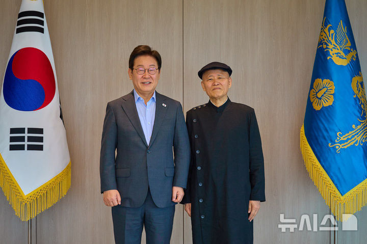 [서울=뉴시스] 이재명 대통령이 24일 서울 용산 대통령실 청사에서 도올 김용옥 선생과 오찬에 앞서 기념촬영을 하고 있다. (사진=대통령실 제공) 2025.07.24. photo@newsis.com *재판매 및 DB 금지