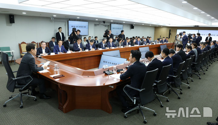 [서울=뉴시스] 고범준 기자 = 이재명 대통령이 24일 서울 용산 대통령실 청사에서 열린 제5차 수석보좌관회의에서 발언하고 있다. 2025.07.24. bjko@newsis.com