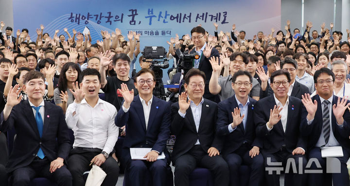 [부산=뉴시스] 최동준 기자 = 이재명 대통령이 25일 부산 부경대에서 열린 타운홀미팅 '부산의 마음을 듣다' 지역 주민 간담회에서 참석자들과 기념촬영을 하고 있다. (대통령실통신사진기자단) 2025.07.25. photocdj@newsis.com