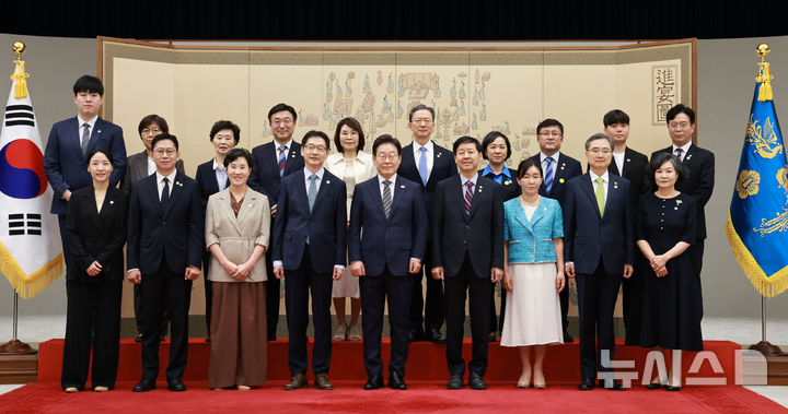 [서울=뉴시스] 고범준 기자 = 이재명 대통령이 23일 서울 용산 대통령실 청사에서 열린 임명장 및 위촉장 수여식에서 참석자들과 기념촬영을 하고 있다.&nbsp; 윗줄 왼쪽부터 정은경 보건복지부 장관과 자녀, 윤호중 행정안전부 장관과 배우자, 정성호 법무부 장관과 배우자, 김성환 환경부 장관과 배우자, 김영훈 고용노동부 장관과 자녀.&nbsp; 아래 왼쪽부터 배경훈 과학기술정보통신부 장관과 배우자, 김경수 지방시대위원장과 배우자, 이 대통령, 구윤철 부총리 겸 기획재정부 장관과 배우자, 조현 외교부 장관과 배우자. (대통령실통신사진기자단) 2025.07.23. bjko@newsis.com