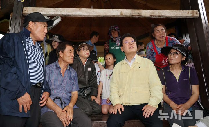 [산청=뉴시스] 고범준 기자 = 이재명 대통령이 21일 기록적인 폭우가 쏟아진 경남 산청군 산청읍 부리마을을 찾아 피해 현장을 점검한 뒤 마을 주민들과 대화하고 있다. 2025.07.21. bjko@newsis.com