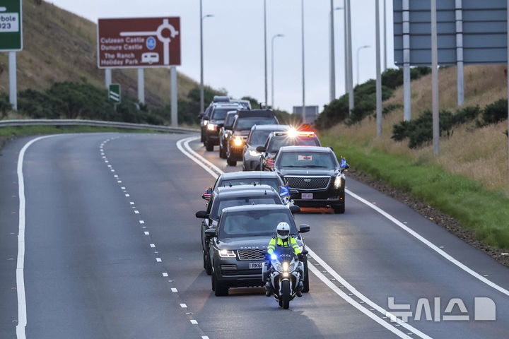 [AP/뉴시스]도널드 트럼프 미 대통령 차량 행렬이 25일(현지시각) 스코틀랜드 턴베리의 골프장으로 향하고 있다. 2025.7.26.