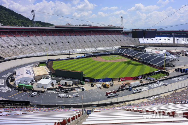 [브리스틀=AP/뉴시스] 미국 테네시주 브리스틀 모터 스피드웨이에 조성된 메이저리그(MLB) 경기장. 2025.07.26