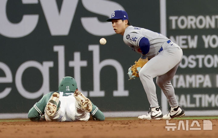 [보스턴=AP/뉴시스] 미국 메이저리그 LA 다저스의 김혜성이 25일(현지 시간) 미국 매사추세츠주 보스턴의 펜웨이파크에 열린 보스턴 레드삭스와의 2025 MLB 원정경기에서 3회말 수비에 임하고 있다. 2025.07.26.