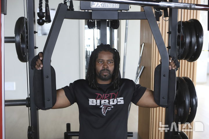 [나이로비( 케냐)= AP/뉴시스]미국에서 케냐로 이민 온 미군 제대자 케네스 해리스(38)가 나이로비의 한 체육관에서 운동을 하고 있다. 그는 같은피부색, 같은 문화유산을 가진 친밀한 사람들 사이에서 숙박시설을 운영하며 잘 지내고 있다고 말했다. 2025.07.27. 