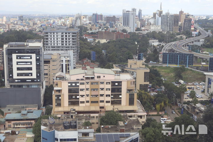 [나이로비= AP/뉴시스]케냐 수도 나이로비의 시내의 상업지구 전경. 이곳에 이민을 와서 새로운 삶을 찾은 미국의 흑인들은 새로운 소속감과 활력으로 마음 편하게 살고 있다고 말한다. 2027. 07.27. 