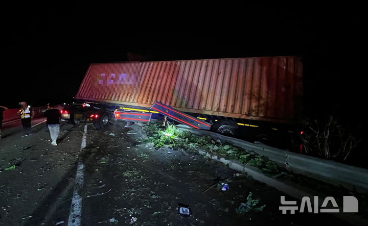 [음성=뉴시스] 음성군 중부고속도로 4중 추돌 사고 현장.