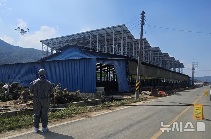 [창원=뉴시스]경남도, 가축위생방역지원본부 드론 전담팀 활용 침수 축사 및 방역 사각지대 드론 소독.(사진=경남도 제공) 2025.07.26. photo@newsis.com