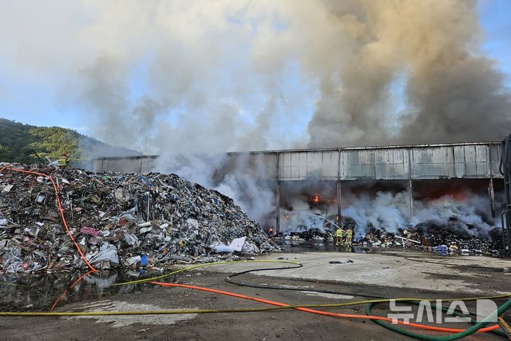 [상주=뉴시스] 안병철 기자 = 26일 오전 4시15분께 경북 상주시 낙동면 폐기물 재활용 업체에서 화재가 발생했다.(사진=경북소방본부 제공) 2025.07.26. photo@newsis.com