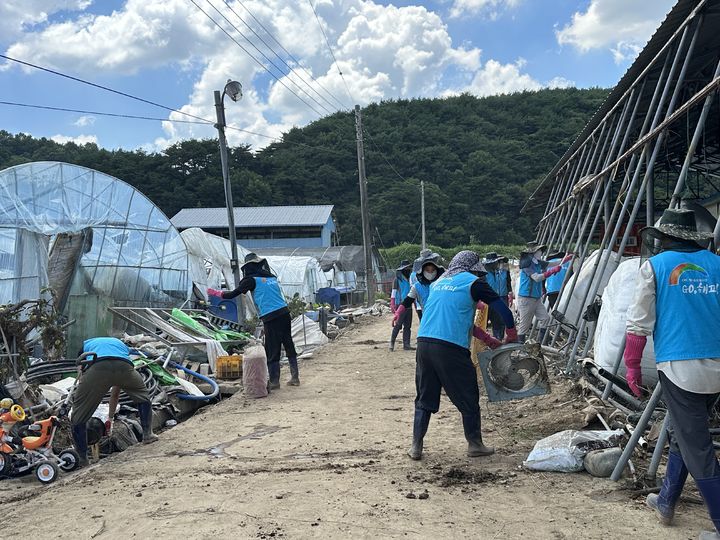 [창원=뉴시스]농어촌공사 경남본부, 산청 수해 복구 작업 지원.(사진=농어촌공사 경남 제공) 2025.07.26.photo@newsis.com *재판매 및 DB 금지