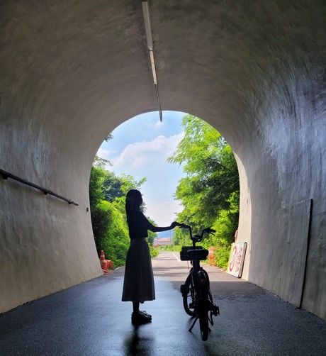 [함안=뉴시스]함안군, 신당터널 뚫고 아라깨비 테마로드 자전거도로 완전개통.(사진=함안군 제공) 2025.07.26.photo@newsis.com *재판매 및 DB 금지