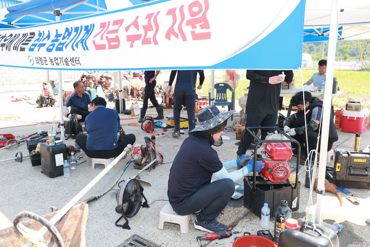 [의령=뉴시스]의령군, 집중호우 침수 농기계 200대 긴급 수리.(사진=의령군 제공) 2025.07.26.photo@newsis.com *재판매 및 DB 금지