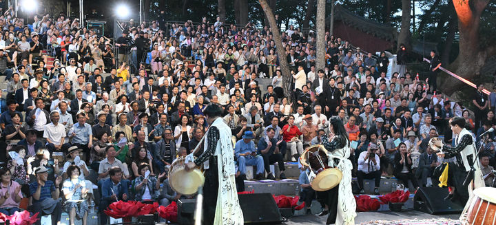[거창=뉴시스] 거창연극제 개막식 식전공연 '사맛디의 타악기공연' (사진=거창군 제공) 2025. 07. 26. photo@newsis.com *재판매 및 DB 금지