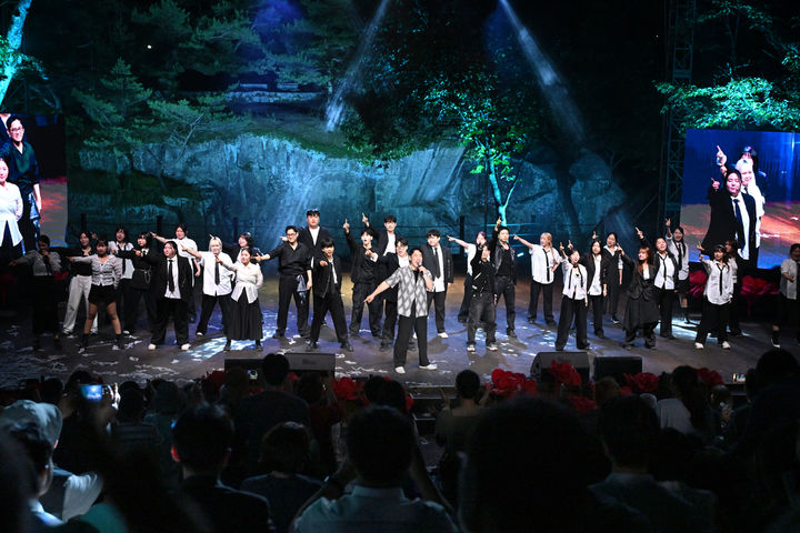 [거창=뉴시스] 거창연극제 해리티지와 판타스틱코러스 축하공연 (사진=거창군 제공) 2025. 07. 26. photo@newsis.com *재판매 및 DB 금지