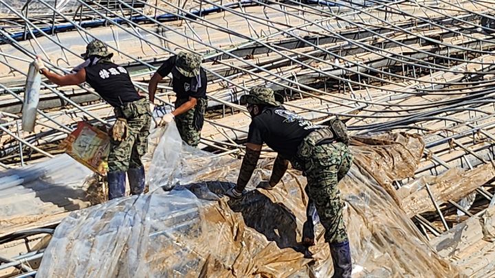 [산청=뉴시스] 산청군 신안면 청현리에서 군부대 대원들이 딸기하우스 복구작업을 하고 있다. (사진=산청군 제공) 2025. 07. 26. photo@newsis.com *재판매 및 DB 금지