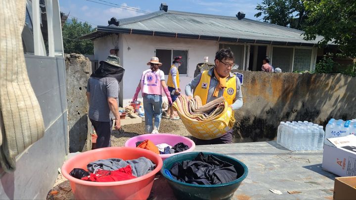 [산청=뉴시스] 산청군 단성면 침수지역에서 함양라이온스클럽과 연꽃라이온스클럽 회원들이 찾아가는 빨래방을 운영하는 등 복구작업에 구슬땀을 흘리고 있다. (사진=함양라이온스클럽 제공) 2025. 07. 26. photo@newsis.com *재판매 및 DB 금지