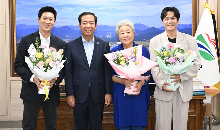 [거창=뉴시스] 거창국제연극제 강부자, 진선규, 김성균홍보대사로 위촉 (사진=거창군 제공) 2025. 07. 26. photo@newsis.com&nbsp; *재판매 및 DB 금지