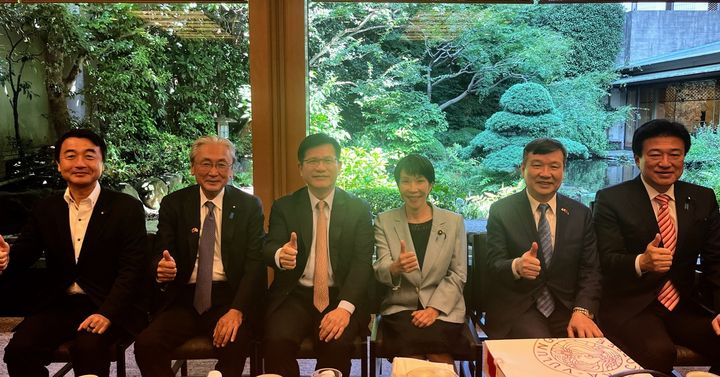 [서울=뉴시스] 일본을 방문한 린자룽 대만 외교부장(장관)이 차기 총리 유력 후보인 다카이치 사나에 전 경제안보상을 만난 것으로 알려졌다. 사진은 일본 자민당 후루야 게이지 의원이 페이스북에 올린 린 부장, 다카이치 전 경제안보상의 사진. 왼쪽에서 3번째가 린 부장, 4번쩨가 다카이치 전 경제안보상. <사진캡처=후루야 의원 페이스북> *DB 및 재판매 금지. 2025.07.26.