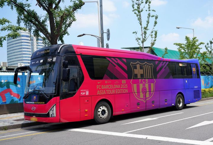 BBQ가 FC바르셀로나의 서울 방문을 앞두고 선수단을 위한 전용 프리미엄 버스를 공개했다. (사진= 제너시스BBQ 제공) *재판매 및 DB 금지