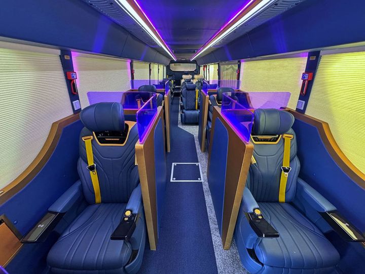 BBQ가 FC바르셀로나의 서울 방문을 앞두고 선수단을 위한 전용 프리미엄 버스를 공개했다. (사진 = 제너시스BBQ 제공) *재판매 및 DB 금지