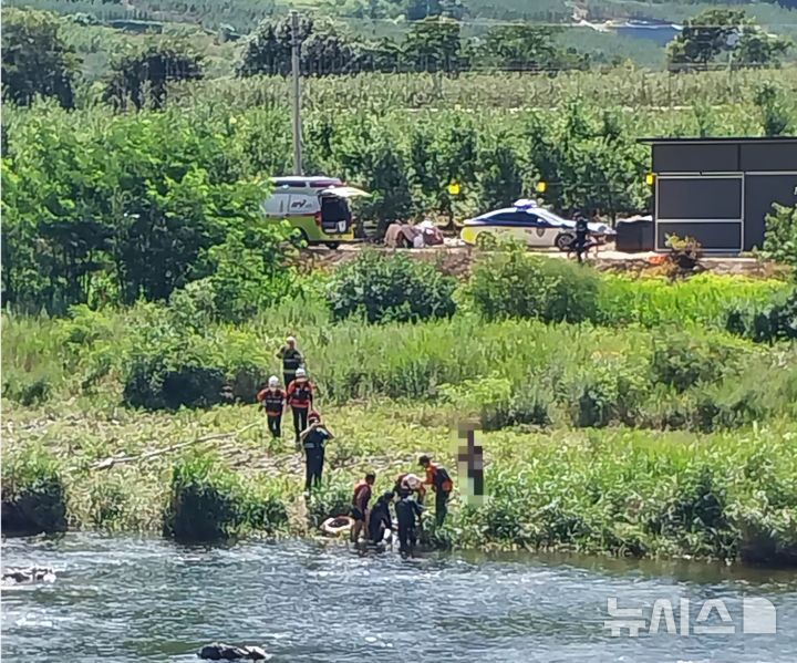 [청송=뉴시스] 안병철 기자 = 26일 오전 9시8분께 경북 청송군 안덕면 지소리 하천에서 70대 남성 A씨가 물에 빠져 숨졌다.(사진=경북소방본부 제공) 2025.07.26. photo@newsis.com