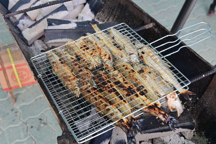  [봉화=뉴시스] '제27회 봉화은어축제'에서 관광객들이 잡은 은어를 숯불화로에 굽고 있다. (사진=봉화군 제공) 2025.07.26. photo@newsis.com *재판매 및 DB 금지