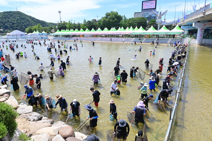  [봉화=뉴시스] '제27회 봉화은어축제'에서 은어 반두잡이 체험을 하고 있다. (사진=봉화군 제공) 2025.07.26. photo@newsis.com *재판매 및 DB 금지