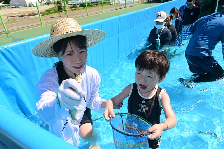  [봉화=뉴시스] '제27회 봉화은어축제'에서 은어맨손잡이 체험을 하고 있다.(사진=봉화군 제공) 2025.07.26. photo@newsis.com *재판매 및 DB 금지