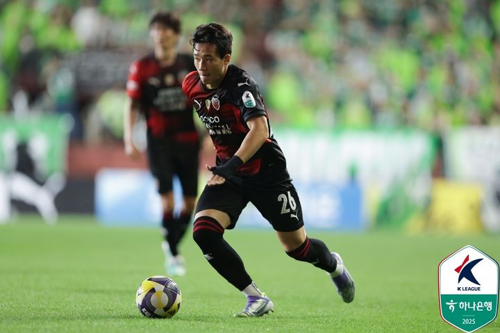 [서울=뉴시스] 프로축구 K리그1 포항 스틸러스의 이태석. (사진=한국프로축구연맹 제공) *재판매 및 DB 금지