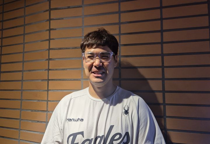 [대전=뉴시스] 문채현 기자 = 프로야구 한화 이글스 이재원이 26일 대전 한화생명볼파크에서 열린 2025 신한 쏠뱅크 KBO리그 SSG 랜더스와의 경기를 앞두고 취재진의 인터뷰에 응하고 있다. 2025.07.26. dal@newsislcom *재판매 및 DB 금지