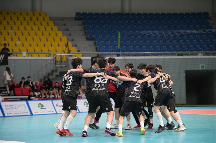 [서울=뉴시스] 제22회 태백산기 전국종합핸드볼대회 남자 고등부에서 우승한 선산고. (사진=대한핸드볼협회 제공) *재판매 및 DB 금지