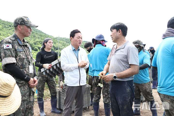 [산청=뉴시스]박완수 경남도지사가 26일 산청군 신등면 산사태 피해가 발생한 사정마을을 찾아 피해 복구 상황을 점검하고 있다.(사진=경남도 제공) 0225.07.26.photo@newsis.com