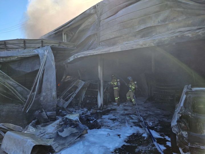 26일 오후 화재로 모두 탄 자동차 정비소 모습.(사진=강릉소방서 제공)photo@newsis.com *재판매 및 DB 금지