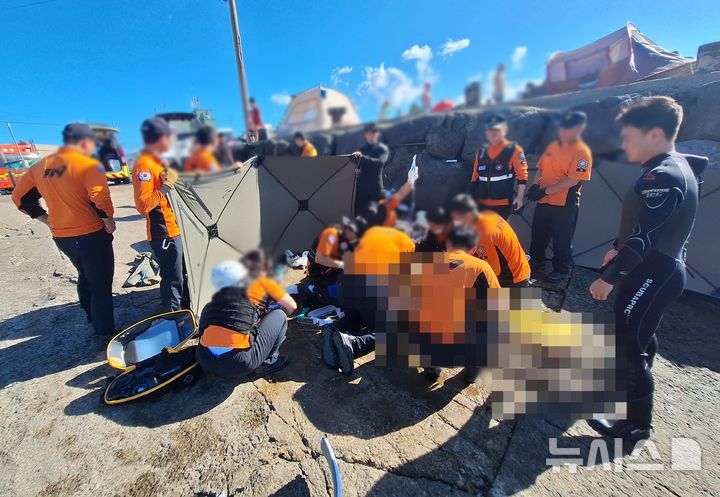 [제주=뉴시스] 26일 오후 제주시 한림읍 월령포구에서 20대가 바다에 빠져 소방당국이 응급처치를 하고 있다. (사진=제주소방안전본부 제공) 2025.07.26. photo@newsis.com