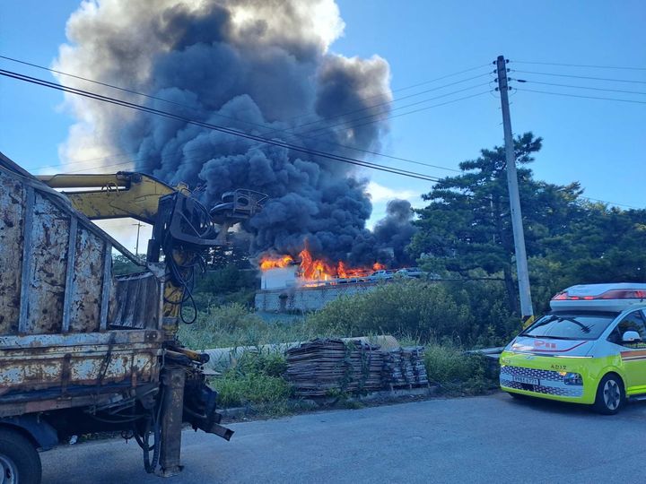 26일 오후 자동차 정비소 에서 불이나 연기가 나고 있는 모습.(사진=강릉소방서 제공)photo@newsis.com *재판매 및 DB 금지