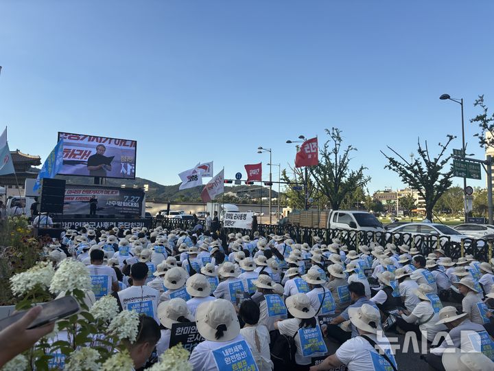 [서울=뉴시스]최은수 기자=26일 오후 서울 종로구 광화문광장에서 열린 '7.27 자주평화대회'에서 참가자들이 흰색 반팔 티셔츠와 챙이 넓은 모자를 착용한 채 집회에 참석한 모습. 2025.07.26