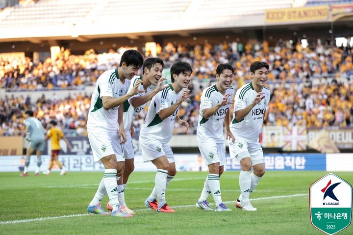 [서울=뉴시스]K리그1 전북 현대 선수들 세리머니. (사진=한국프로축구연맹 제공)