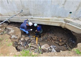 [서울=뉴시스] 서울 서대문구 북아현동 공사장 인근에서 26일 오전 상수도관 파열로 누수가 발생하자, 서울시 관계자들이 현장에서 누수 위치를 확인하고 있다. (사진=서울시 제공) 2025.07.26 *재판매 및 DB 금지