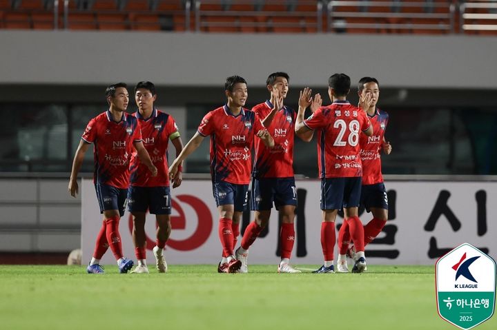 [서울=뉴시스]K리그1 김천 2위로. (사진=한국프로축구연맹 제공)