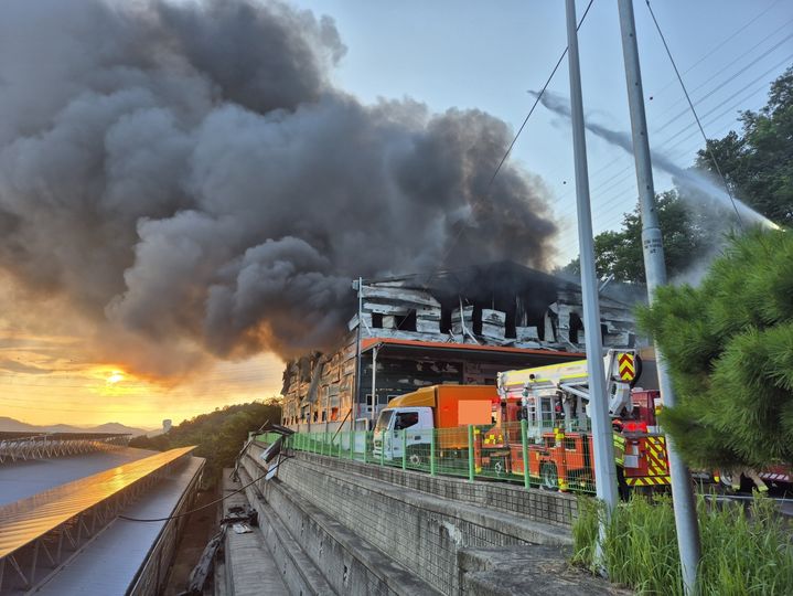[세종=뉴시스] 26일 오후 6시31분께 세종시 부강면 부강리의 한 자전거 자재 보관창고에서 불이 나 소방당국이 진화에 나서고 있다. (사진=세종소방본부 제공) 2025.07.26. photo@newsis.com *재판매 및 DB 금지