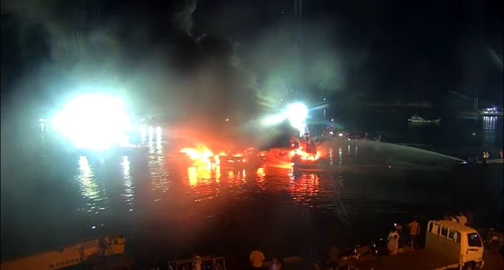 [태안=뉴시스] 충남 태안 근흥면 신진항에 정박중인 선박에서 불이 나 해경과 소방당국이 진화에 나서고 있다. (사진=경찰청 도시교통정보센터CCTV 영상 갈무리) 2025.07.26. photo@newsis.com *재판매 및 DB 금지