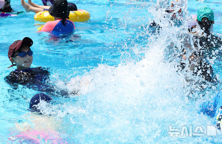 [서울=뉴시스] 최진석 기자 = 전국 대부분 지역에 폭염특보가 발효된 26일 서울 서초구 반포종합운동장에 차려진 서리풀 물놀이장을 찾은 어린이들이 더위를 식히고 있다. 2025.07.26. myjs@newsis.com 