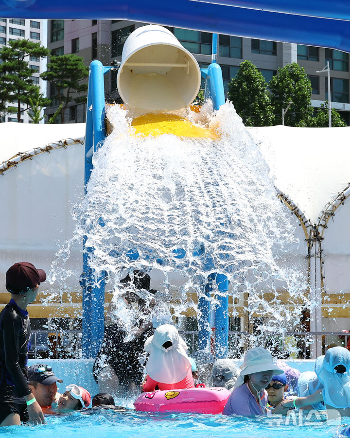 [서울=뉴시스] 최진석 기자 = 전국 대부분 지역에 폭염특보가 발효된 26일 서울 서초구 반포종합운동장에 차려진 서리풀 물놀이장을 찾은 어린이들이 더위를 식히고 있다. 2025.07.26. myjs@newsis.com 