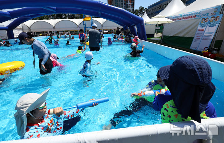 [서울=뉴시스] 최진석 기자 = 전국 대부분 지역에 폭염특보가 발효된 26일 서울 서초구 반포종합운동장에 차려진 서리풀 물놀이장을 찾은 어린이들이 더위를 식히고 있다. 2025.07.26. myjs@newsis.com 