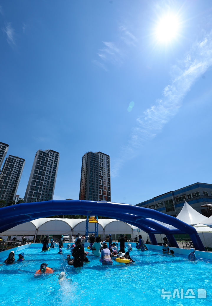 [서울=뉴시스] 최진석 기자 = 전국 대부분 지역에 폭염특보가 발효된 26일 서울 서초구 반포종합운동장에 차려진 서리풀 물놀이장을 찾은 어린이들이 더위를 식히고 있다. 2025.07.26. myjs@newsis.com 