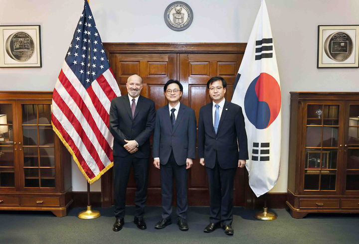 [서울=뉴시스] 김근수 기자 = 김정관(가운데) 산업통상자원부 장관이 24일(현지 시간) 미국 워싱턴 D.C. 상무부 회의실에서 하워드 러트닉(Howard Lutnick) 상무부 장관과 면담을 갖고 기념촬영을 하고 있다. (사진= 산업통상자원부 제공) 2025.07.26. photo@newsis.com *재판매 및 DB 금지