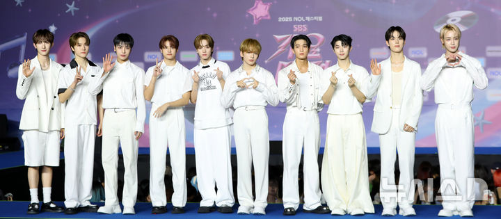 [고양=뉴시스] 김혜진 기자 = 그룹 싸이커스가 26일 오후 경기 고양 일산서구 킨텍스에서 열린 2025 SBS 가요대전 써머(Summer) 블루카펫에서 포즈를 취하고 있다.&nbsp; 이날 블루카펫 행사에는 유스피어, 비:퍼스트, 아홉, 올데이 프로젝트, 싸이커스, 이즈나, 미야오, 폴킴, NCT WISH, 엔믹스, 잔나비, 아이브, 엔시티 127, 있지가 참석했다. 2025.07.26. jini@newsis.com