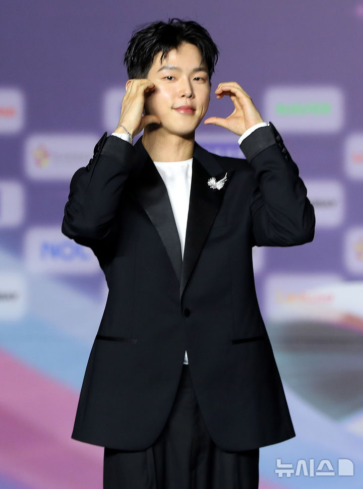 [고양=뉴시스] 김혜진 기자 = 가수 폴킴이 26일 오후 경기 고양 일산서구 킨텍스에서 열린 2025 SBS 가요대전 써머(Summer) 블루카펫에서 포즈를 취하고 있다.&nbsp; 이날 블루카펫 행사에는 유스피어, 비:퍼스트, 아홉, 올데이 프로젝트, 싸이커스, 이즈나, 미야오, 폴킴, NCT WISH, 엔믹스, 잔나비, 아이브, 엔시티 127, 있지가 참석했다. 2025.07.26. jini@newsis.com