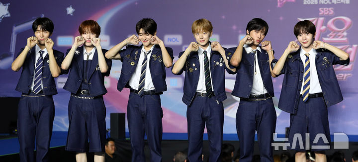 [고양=뉴시스] 김혜진 기자 = 그룹 NCT위시가 26일 오후 경기 고양 일산서구 킨텍스에서 열린 2025 SBS 가요대전 써머(Summer) 블루카펫에서 포즈를 취하고 있다.&nbsp; 이날 블루카펫 행사에는 유스피어, 비:퍼스트, 아홉, 올데이 프로젝트, 싸이커스, 이즈나, 미야오, 폴킴, NCT WISH, 엔믹스, 잔나비, 아이브, 엔시티 127, 있지가 참석했다. 2025.07.26. jini@newsis.com