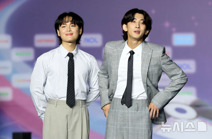 [고양=뉴시스] 김혜진 기자 = 그룹 잔나비가 26일 오후 경기 고양 일산서구 킨텍스에서 열린 2025 SBS 가요대전 써머(Summer) 블루카펫에서 포즈를 취하고 있다.&nbsp; 이날 블루카펫 행사에는 유스피어, 비:퍼스트, 아홉, 올데이 프로젝트, 싸이커스, 이즈나, 미야오, 폴킴, NCT WISH, 엔믹스, 잔나비, 아이브, 엔시티 127, 있지가 참석했다. 2025.07.26. jini@newsis.com